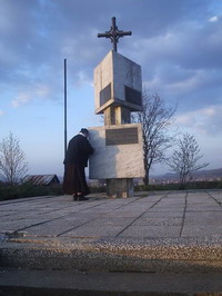 Костурница и споменик у Дракулићу Костурница и споменик у Дракулићу