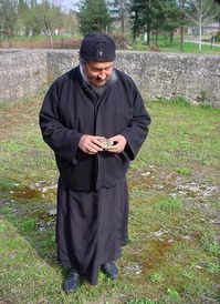 На остацима срушеног храма у Драксенићу На остацима срушеног храма у Драксенићу