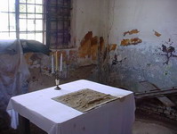 Олтар цркве у гаражи у Јасеновцу Олтар цркве у гаражи у Јасеновцу