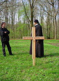 Са Симом Брдаром крај новог крста Са Симом Брдаром крај новог крста